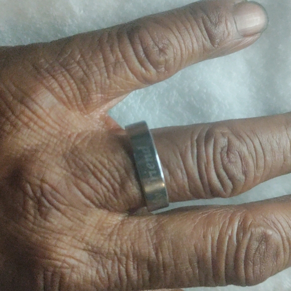 A man's Ring band in size 11 1/2 - Picture 5 of 6